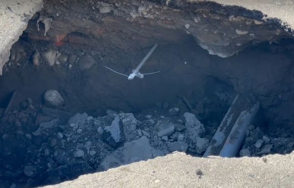 ▲彰化二林鎮中山路出現天坑騎士慘摔。（圖／翻攝自二林人的大小事）