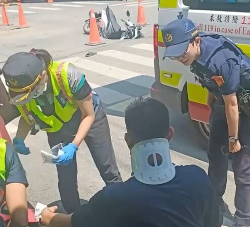 ▲彰化二林鎮中山路出現天坑騎士慘摔。（圖／翻攝自二林人的大小事）