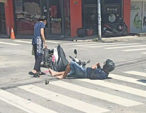 ▲彰化二林鎮中山路出現天坑騎士慘摔。（圖／翻攝自二林人的大小事）