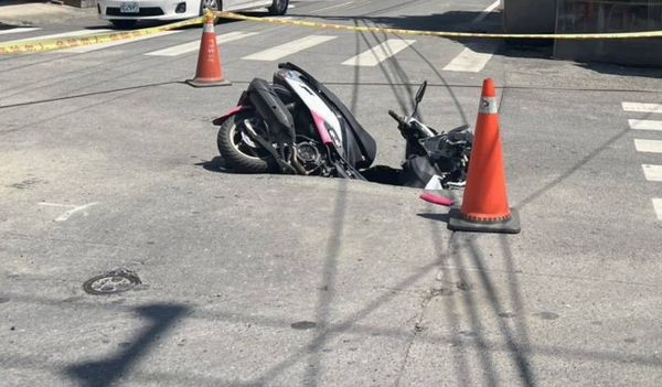 ▲彰化二林鎮中山路出現天坑騎士慘摔。（圖／翻攝自二林人的大小事）