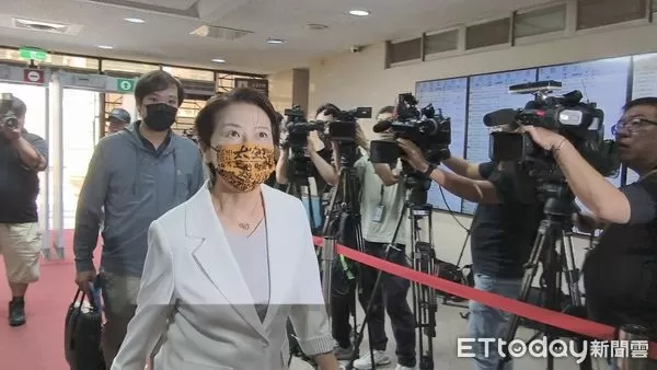 ▲▼台灣民眾黨立委黃珊珊（白衣白褲）7日到台北地院，為柯文哲涉犯的京華城案作證。（圖／記者黃哲民攝）