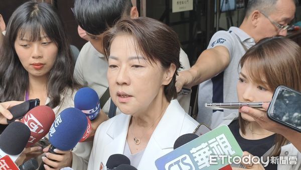 ▲▼台灣民眾黨立委黃珊珊（白衣白褲）7日到台北地院，為柯文哲涉犯的京華城案作證。（圖／記者黃哲民攝）