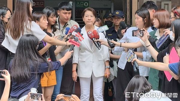 ▲▼台灣民眾黨立委黃珊珊（白衣白褲）7日到台北地院，為柯文哲涉犯的京華城案作證。（圖／記者黃哲民攝）