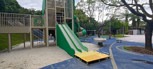 ▲台北市內湖區石潭公園遊戲場近日更新完工，除了新增7公尺高的鱷魚造型遊戲塔外，並加寬原本大受好評的磨石子滑梯。（圖／北市公園處提供）