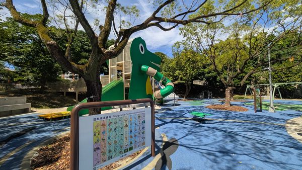 ▲台北市內湖區石潭公園遊戲場近日更新完工，除了新增7公尺高的鱷魚造型遊戲塔外，並加寬原本大受好評的磨石子滑梯。（圖／北市公園處提供）