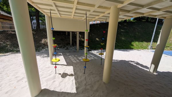 ▲台北市內湖區石潭公園遊戲場近日更新完工，除了新增7公尺高的鱷魚造型遊戲塔外，並加寬原本大受好評的磨石子滑梯。（圖／北市公園處提供）