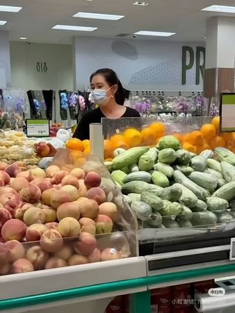 採購時王祖賢很專心，對食材品質一絲不苟。（翻攝自小紅書）