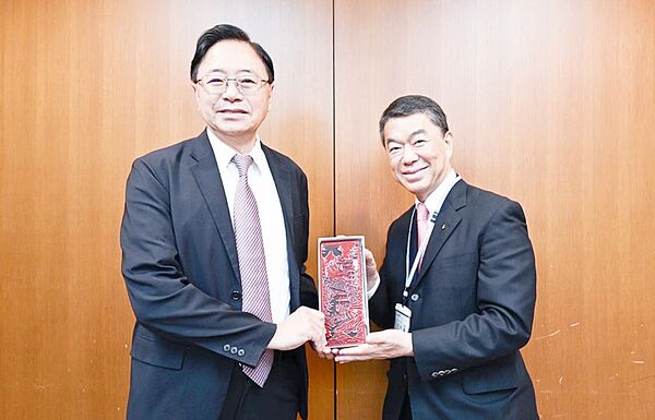 ▲桃園市長張善政率團訪日，今天前往宮城縣訪視知事村井嘉浩，雙方互贈紀念品。（圖／市府新聞處提供）