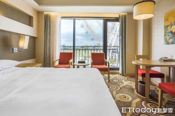 ▲窗外即可一覽義大世界摩天輪魔幻絢麗燈光的獨家景觀。（圖／義大皇家酒店提供）