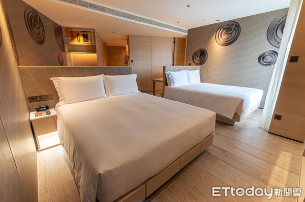 ▲一家大小平日選擇「摩登美食家」方案，可入住獨立起居空間的開放式大套房。（圖／高雄英迪格酒店提供）