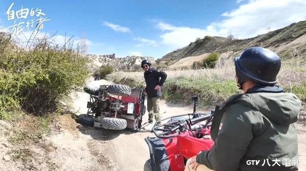 ▲▼外景《自由的旅行者》駕駛越野車行進過程，圖佳意外翻車。（圖／八大提供）
