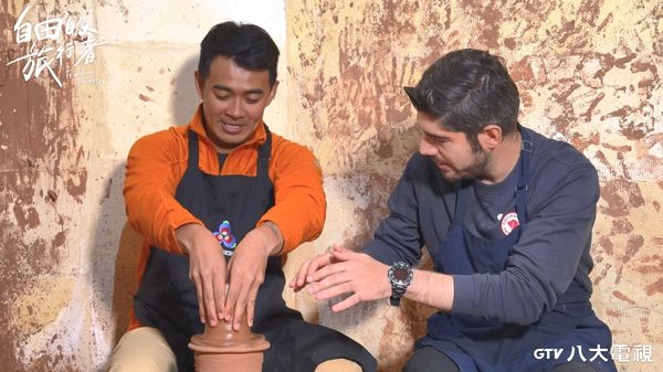 ▲▼外景《自由的旅行者》駕駛越野車行進過程，圖佳意外翻車。（圖／八大提供）