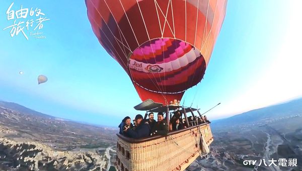 ▲▼外景《自由的旅行者》駕駛越野車行進過程，圖佳意外翻車。（圖／八大提供）