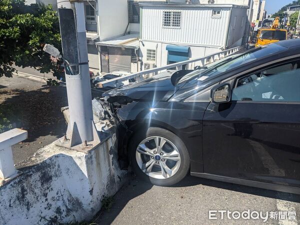 ▲台東市康樂橋車輛失控撞護欄。（圖／記者楊晨東翻攝）