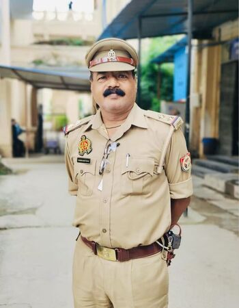 ▲▼恆河水上漲，印度北方邦一名警察把洪水視為「聖物」。（圖／翻攝自Chandradeep Nishad/Instagram）