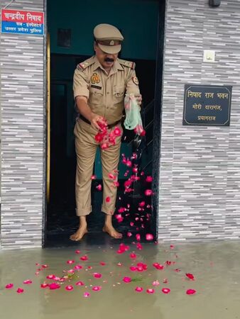 ▲▼恆河水上漲，印度北方邦一名警察把洪水視為「聖物」。（圖／翻攝自Chandradeep Nishad/Instagram）