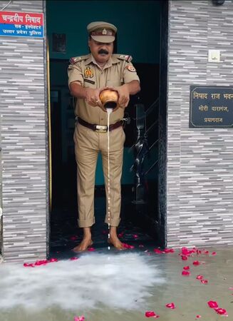 ▲▼恆河水上漲，印度北方邦一名警察把洪水視為「聖物」。（圖／翻攝自Chandradeep Nishad/Instagram）