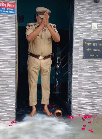 ▲▼恆河水上漲，印度北方邦一名警察把洪水視為「聖物」。（圖／翻攝自Chandradeep Nishad/Instagram）