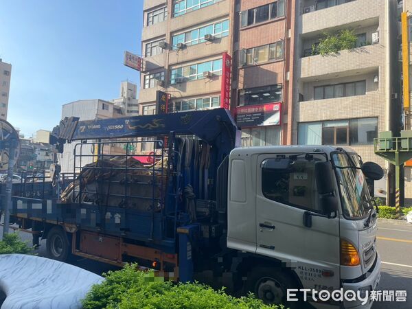 ▲▼ 高雄大貨車「爆頭」紅綠燈！吊臂忘收釀禍　燈桿歪腰慘狀曝。（圖／記者賴文萱翻攝）