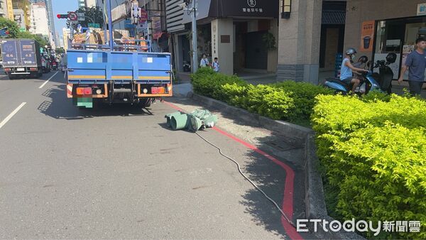 ▲▼ 高雄大貨車「爆頭」紅綠燈！吊臂忘收釀禍　燈桿歪腰慘狀曝。（圖／記者賴文萱翻攝）