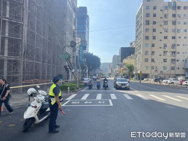 ▲▼ 高雄大貨車「爆頭」紅綠燈！吊臂忘收釀禍　燈桿歪腰慘狀曝。（圖／記者賴文萱翻攝）