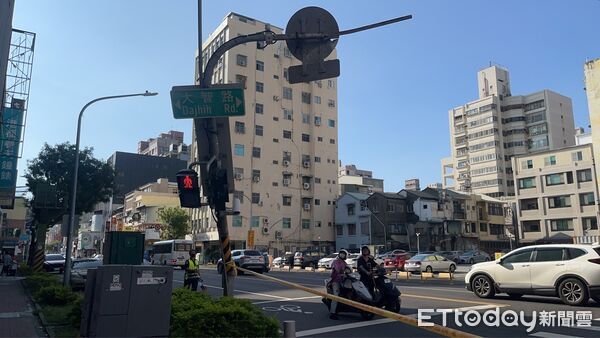 ▲▼ 高雄大貨車「爆頭」紅綠燈！吊臂忘收釀禍　燈桿歪腰慘狀曝。（圖／記者賴文萱翻攝）
