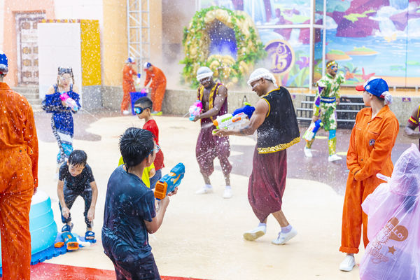 ▲義大世界樂園與Outlet Mall聯手「爸氣」出擊，找來啦啦隊女孩             。（圖／記者吳奕靖翻攝）