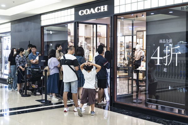 ▲義大世界樂園與Outlet Mall聯手「爸氣」出擊，找來啦啦隊女孩             。（圖／記者吳奕靖翻攝）