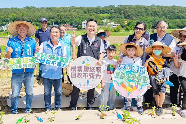 ▲桃園市副市長蘇俊賓與立委涂權吉、楊梅區農會出席食農教育推廣活動，體驗紙模栽種仙草技術。（圖／市府新聞處提供）