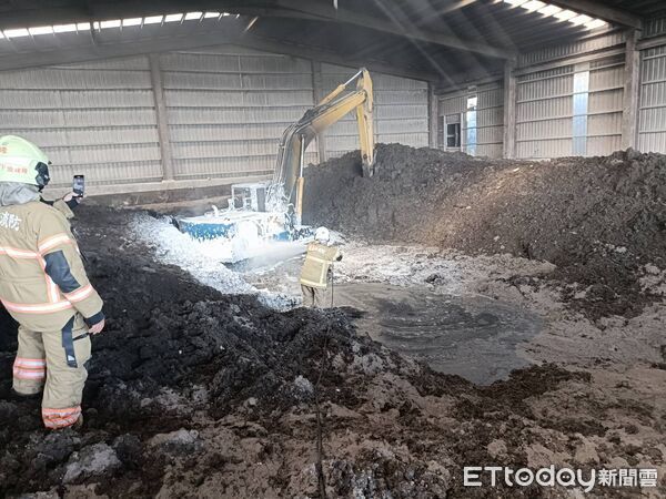 ▲台南柳營一處廠房傳出火警，為倉庫內重機具怪手起火，警消迅速撲滅火勢。（記者林東良翻攝）