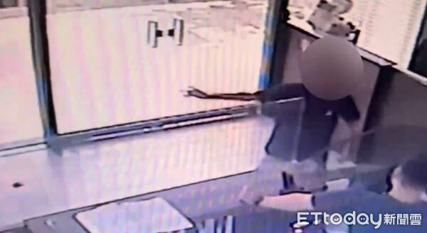 ▲台南市警一分局府東所警員火速出勤開道，協助家屬將急病患者送醫。（記者林東良翻攝，下同）