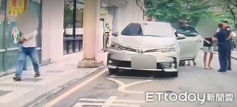 ▲台南市警一分局府東所警員火速出勤開道，協助家屬將急病患者送醫。（記者林東良翻攝，下同）