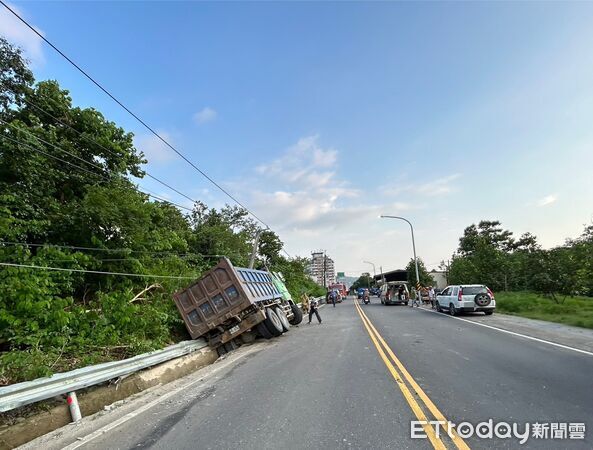▲甲仙四德大橋前，一部砂石車自撞路邊電線桿。（圖／記者吳奕靖翻攝）