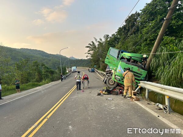 ▲甲仙四德大橋前，一部砂石車自撞路邊電線桿。（圖／記者吳奕靖翻攝）