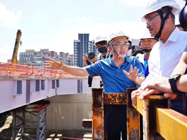 ▲侯友宜視察三峽長福橋改建工程。（圖／新北市水利局提供）