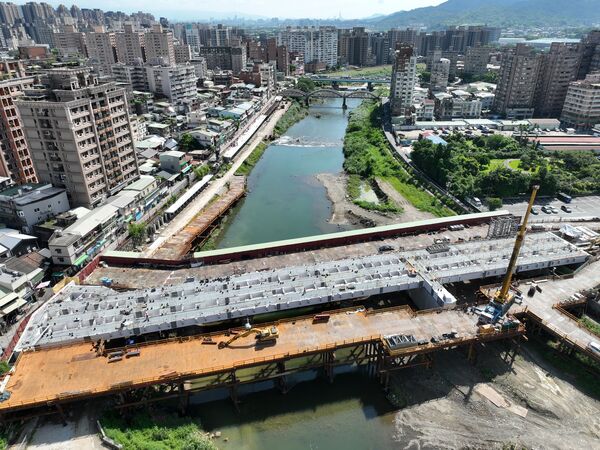 ▲侯友宜視察三峽長福橋改建工程。（圖／新北市水利局提供）