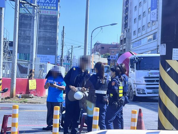 ▲彰化市有老阿伯急送醫，遇工地6車施工堵道。（圖／民眾提供）