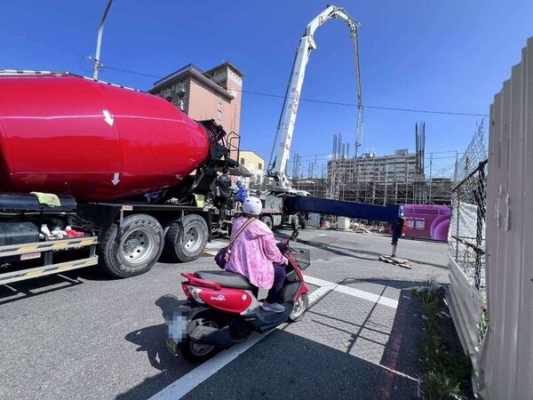 ▲彰化市有老阿伯急送醫，遇工地6車施工堵道。（圖／民眾提供）