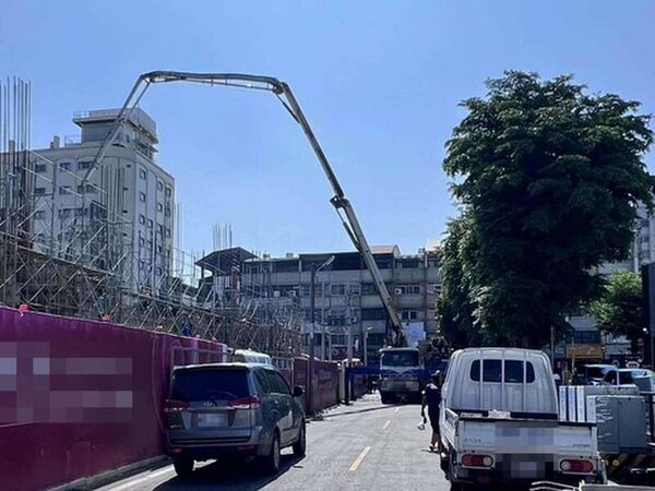 ▲彰化市有老阿伯急送醫，遇工地6車施工堵道。（圖／民眾提供）