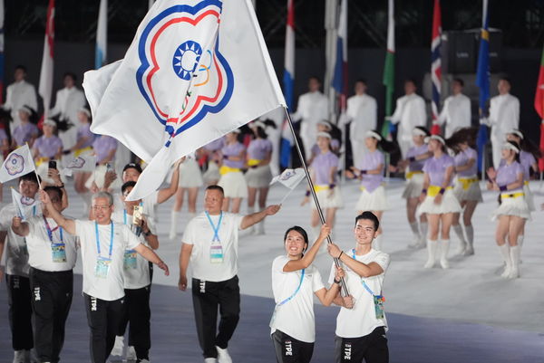 ▲▼成都世運會開幕，黃渼茜、孫家閎掌旗。（圖／中華奧會提供）