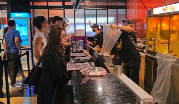 ▲▼直擊／凌晨搶看首場《鬼滅之刃 無限城篇》，影城0點滿滿都是人潮。（圖／威秀提供）