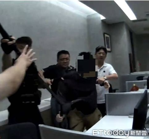 ▲▼台中男闖法鼓山寶雲寺，持刀挾持女員工，與警對峙30分鐘。（圖／記者鄧木卿翻攝）