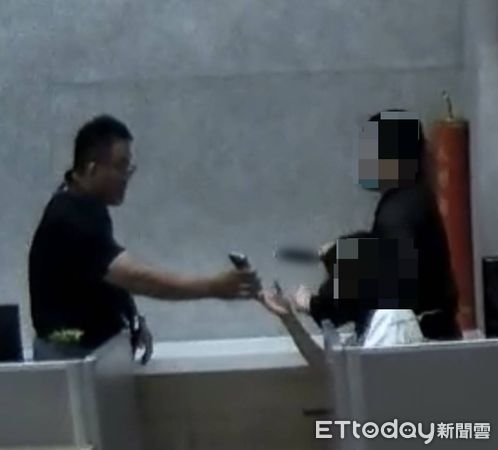 ▲▼台中男闖法鼓山寶雲寺，持刀挾持女員工，與警對峙30分鐘。（圖／記者鄧木卿翻攝）