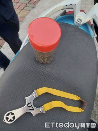 ▲▼烏日一棟大樓高樓層玻璃遭射裂，竟是越籍移工一時好玩造成。（圖／民眾提供，下同）