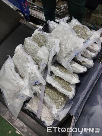 ▲▼             自稱法國模特兒的法籍男子抵達台灣轉機時，被發現行李內裝有大量大麻。（圖／記者沈繼昌翻攝，下同）