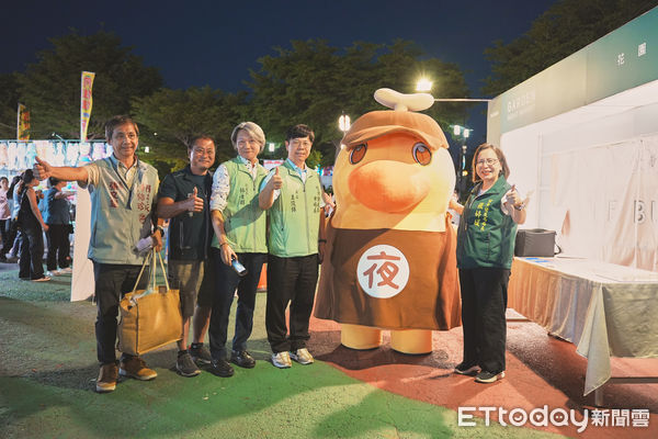 ▲「夜奇鴨」現身花園夜市與民眾合影，現場擠滿排隊人潮，氣氛熱鬧非凡。（記者林東良翻攝，下同）