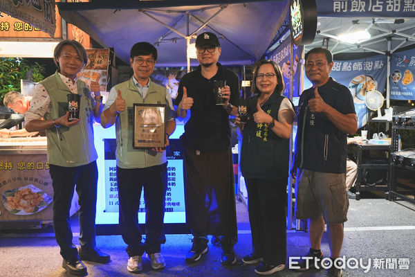 ▲「夜奇鴨」現身花園夜市與民眾合影，現場擠滿排隊人潮，氣氛熱鬧非凡。（記者林東良翻攝，下同）