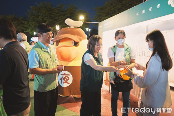 ▲「夜奇鴨」現身花園夜市與民眾合影，現場擠滿排隊人潮，氣氛熱鬧非凡。（記者林東良翻攝，下同）
