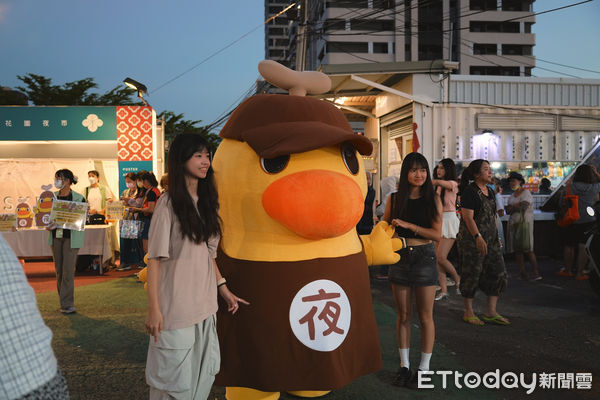 ▲「夜奇鴨」現身花園夜市與民眾合影，現場擠滿排隊人潮，氣氛熱鬧非凡。（記者林東良翻攝，下同）