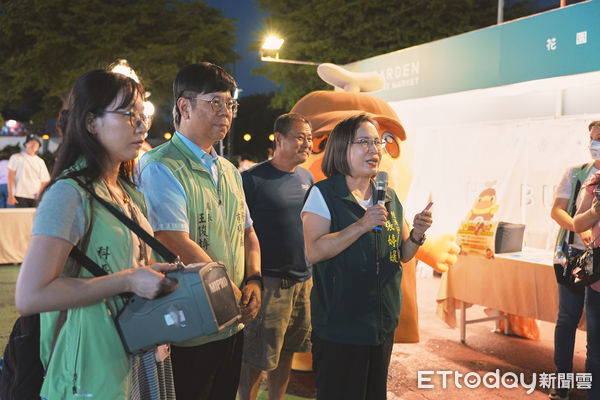 ▲「夜奇鴨」現身花園夜市與民眾合影，現場擠滿排隊人潮，氣氛熱鬧非凡。（記者林東良翻攝，下同）